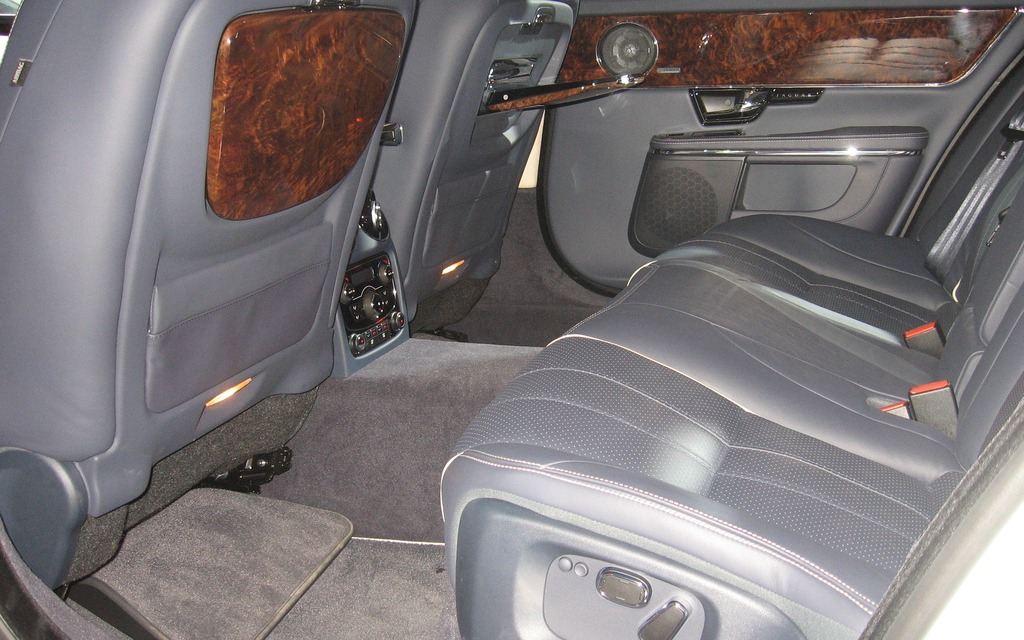 Jaguar XJ 2013; bois, cuir et sieges arrière ajustables
