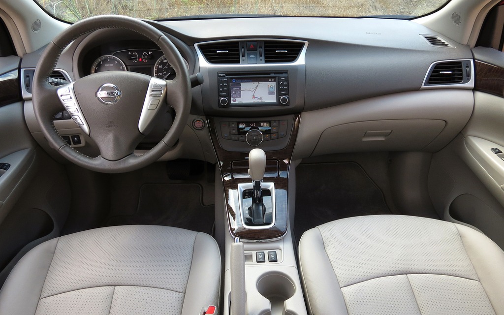 Nissan Sentra SL 2013. Tableau de bord fonctionnel et ergonomique.