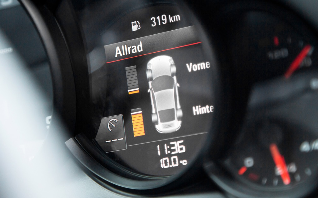 Torque distribution is indicated on the dashboard.