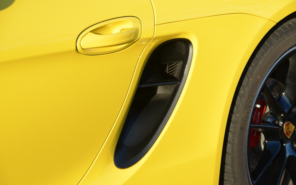 Les freins arrière sont ventilés grâce à cette ouverture.