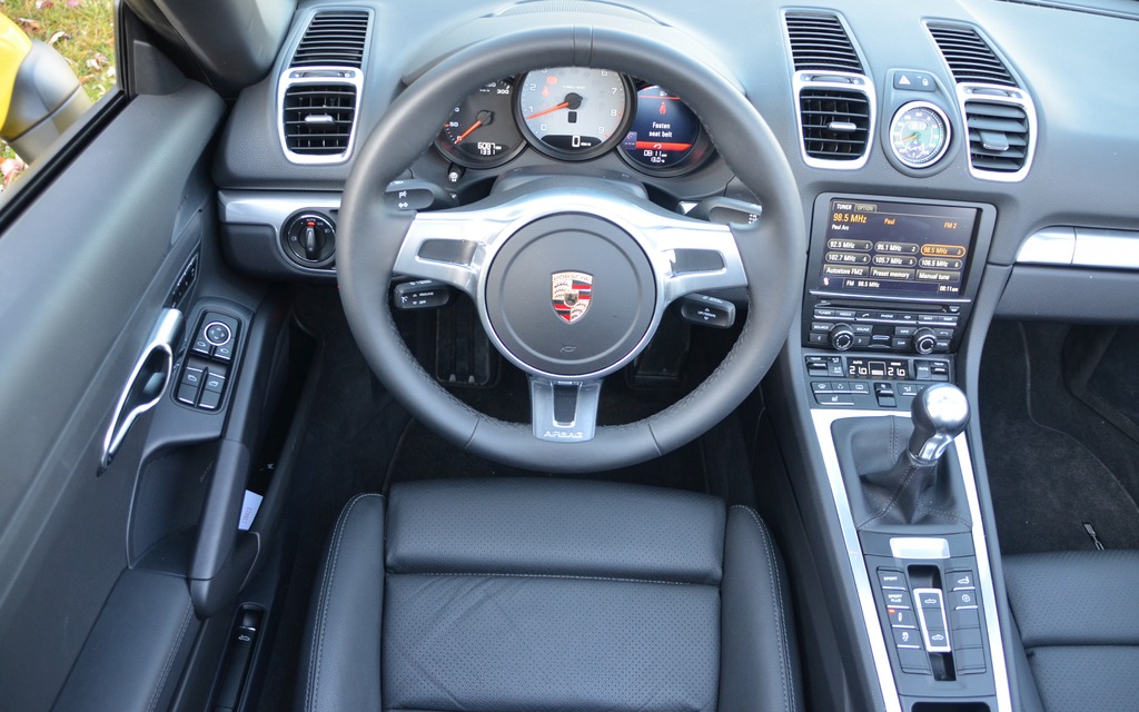 Pour 2013, la console centrale reprend le style de celle de la Panamera.