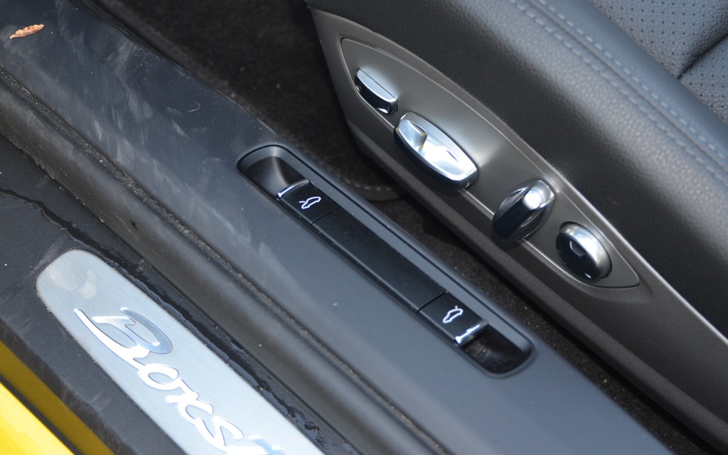 Ouverture des capots et ajustements du siège du conducteur.