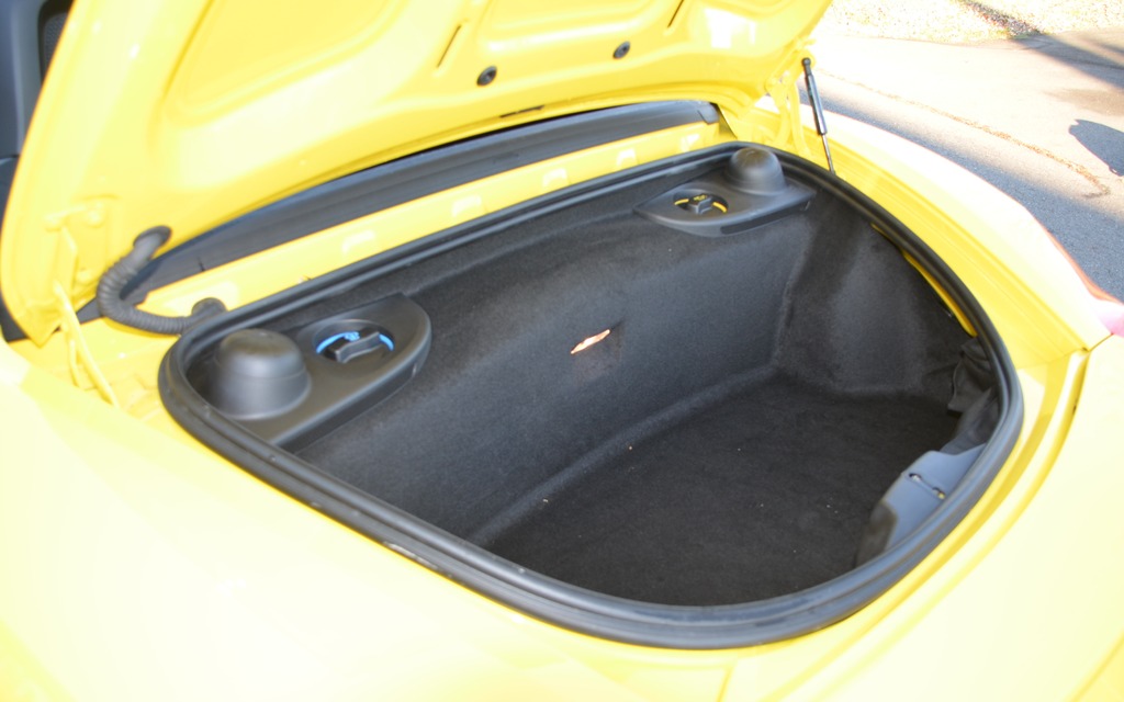 Le coffre arrière est moins imposant mais il loge quand même 130 litres