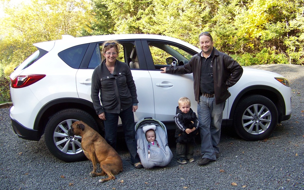 Deux adultes, deux enfants et un pitou, ça emplit un CX-5!