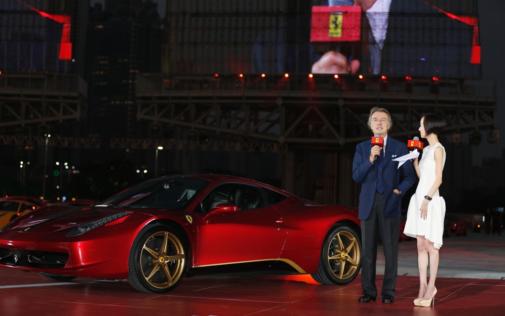 Luca di Montezemolo présente sa nouvelle Ferrari 458 pour la Chine.