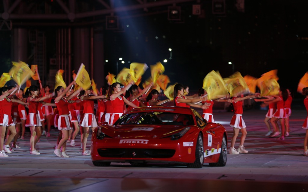 Un spectacle haut en couleur pour accueillir les nouvelles Ferrari.
