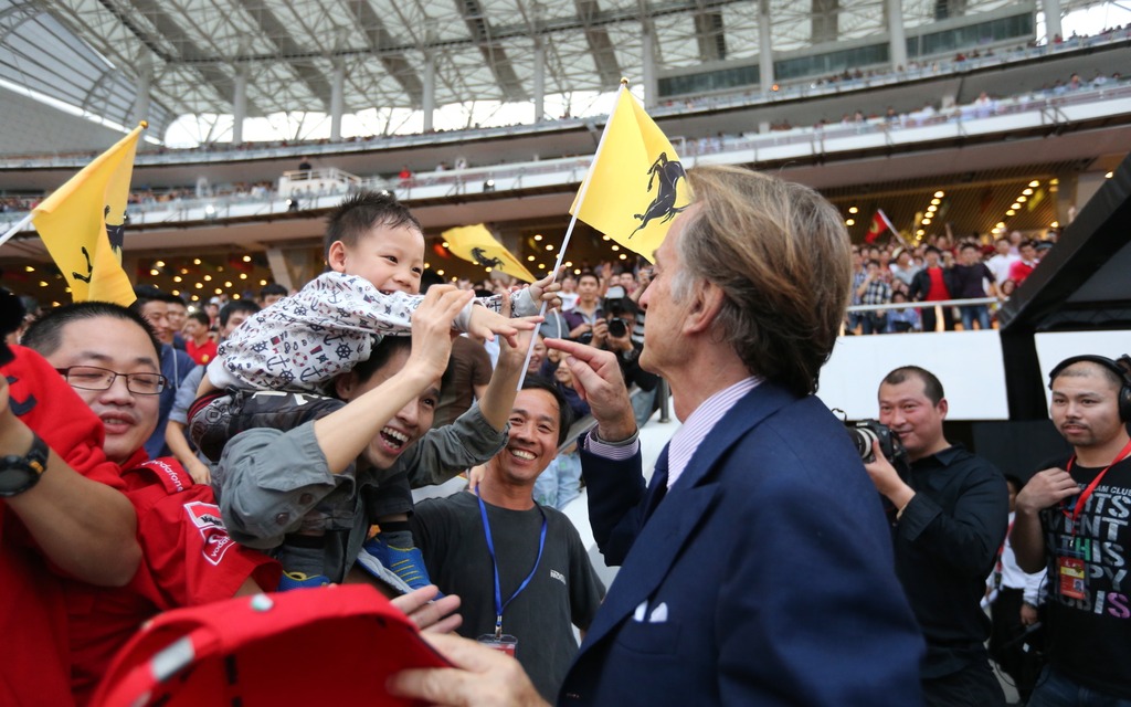 Un jeune partisan de la Scuderia Ferrari.