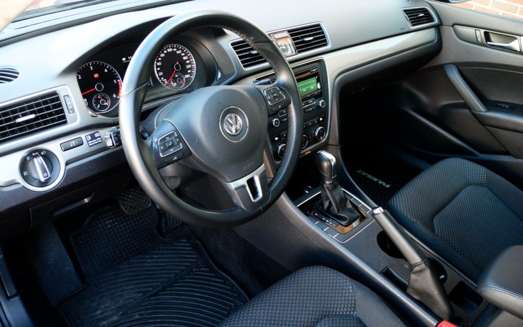 La planche de bord est sobre, mais bien aménagée.