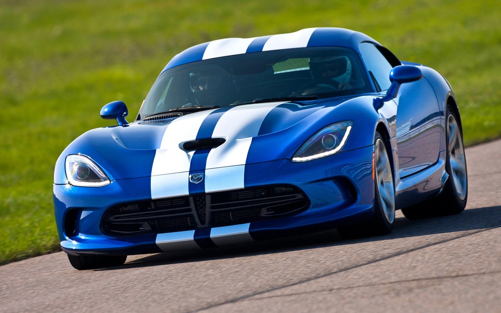  The Viper GTS’s stripes extend all the way down to the bumper.  