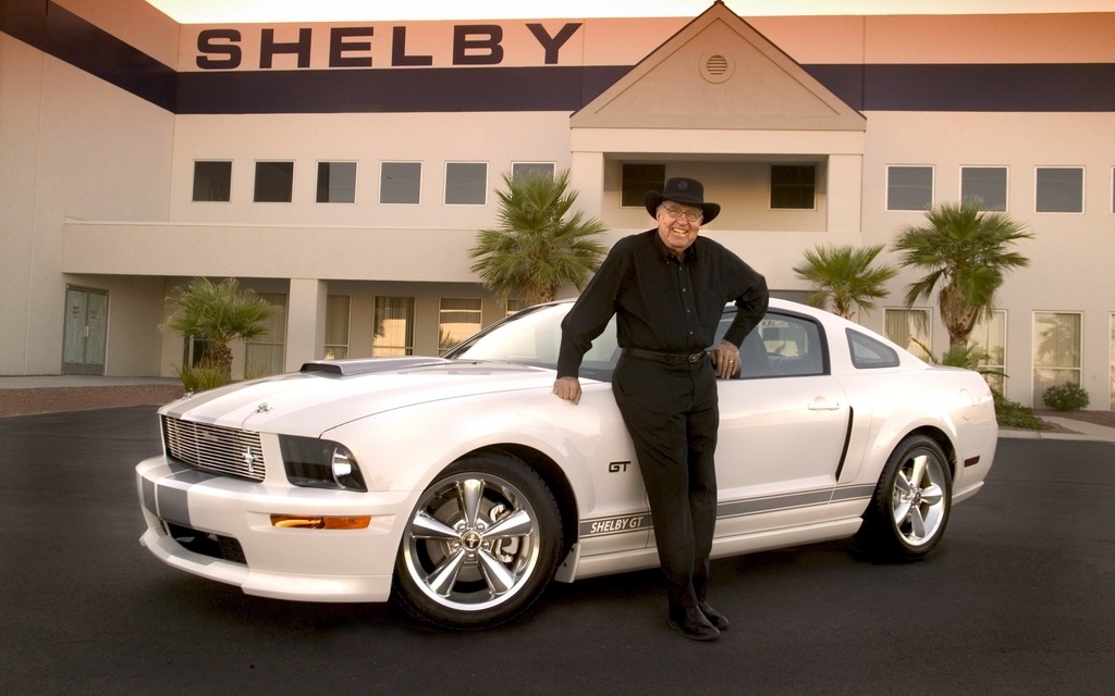 Carroll Shelby, devant ses locaux de Las Vegas, Nevada.