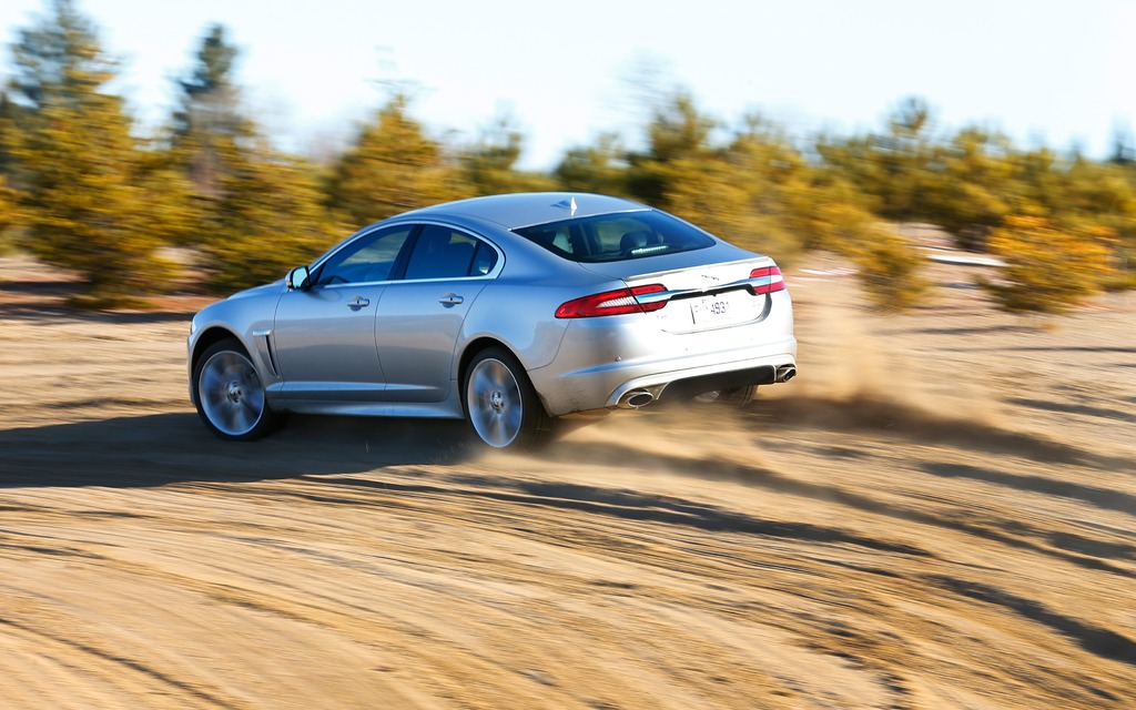 Une Jaguar XF AWD sur le circuit hors route