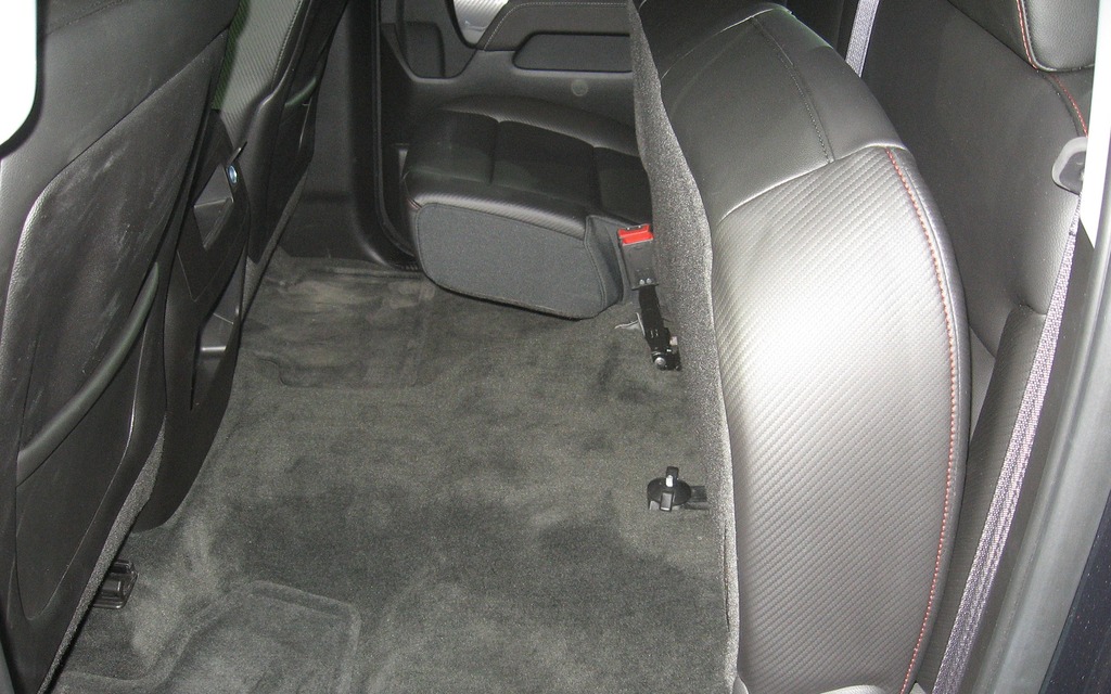 Rangement plat avec moquette grâce au siège arrière escamotable 60/40