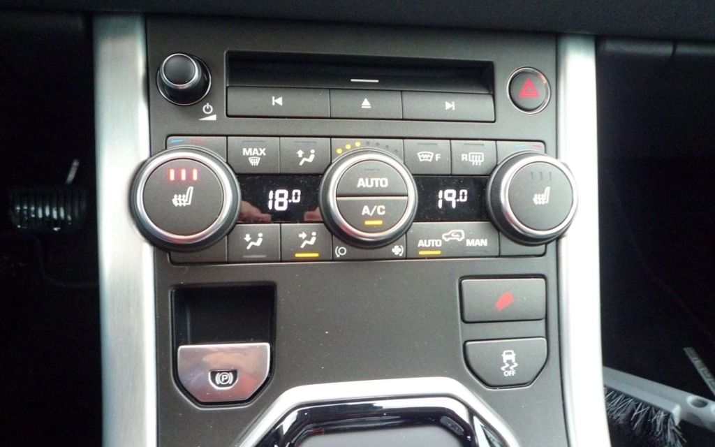 La climatisation est gérée par trois boutons.