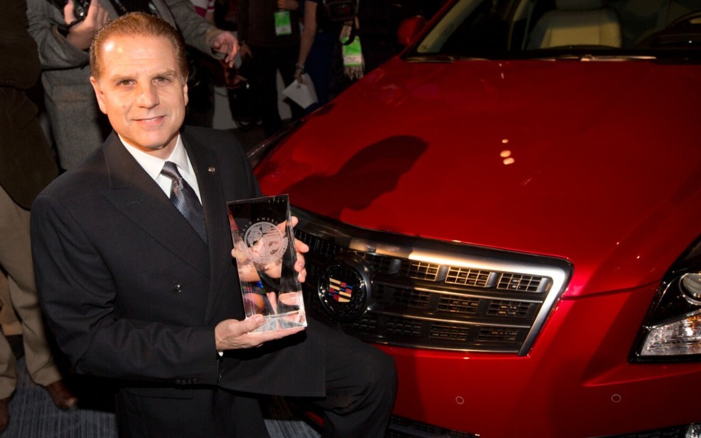 Dave Leone reçoit le prix pour la Cadillac ATS