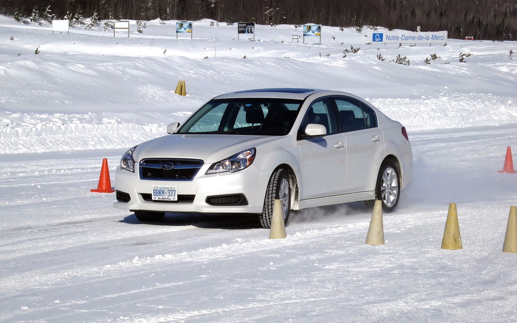 La Subaru Legacy 3.6R à l'aise pour le test du changement de voie