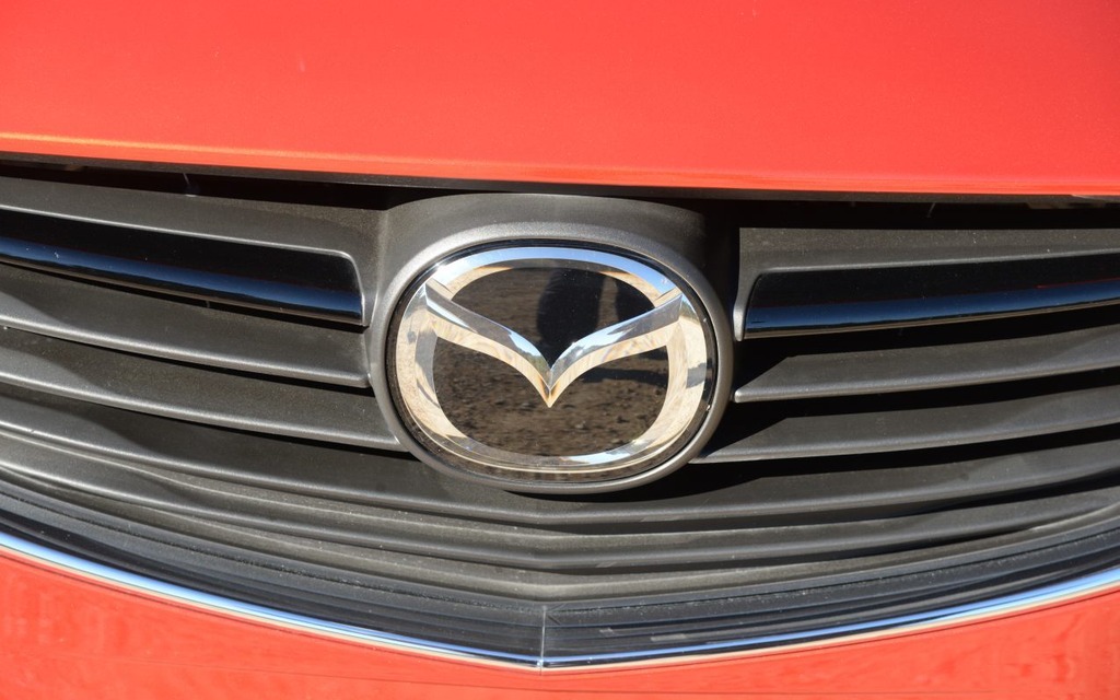 Le logo de Mazda est bien en évidence avec cette grille de calandre noire.