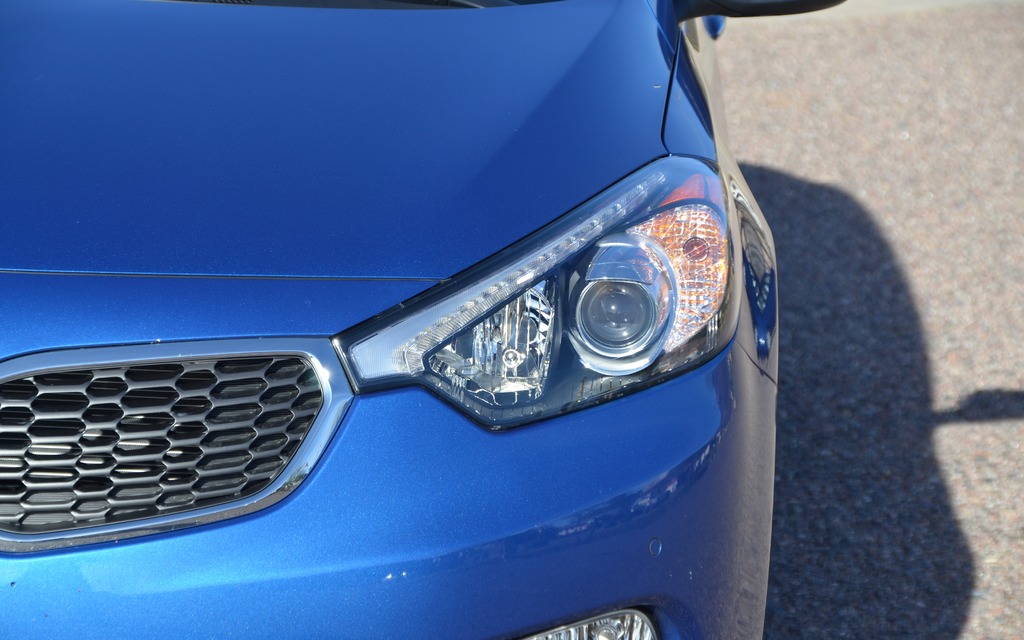  The Forte SX features high density (xenon) headlights.