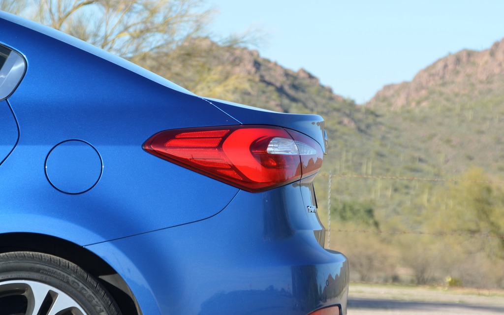  The trunk ends in a ducktail, which improves aerodynamics.