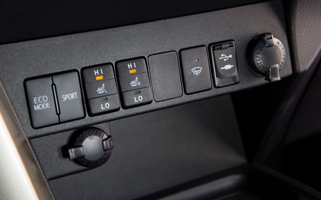  The Sport and Eco mode controls are on the lower part of the dashboard. 