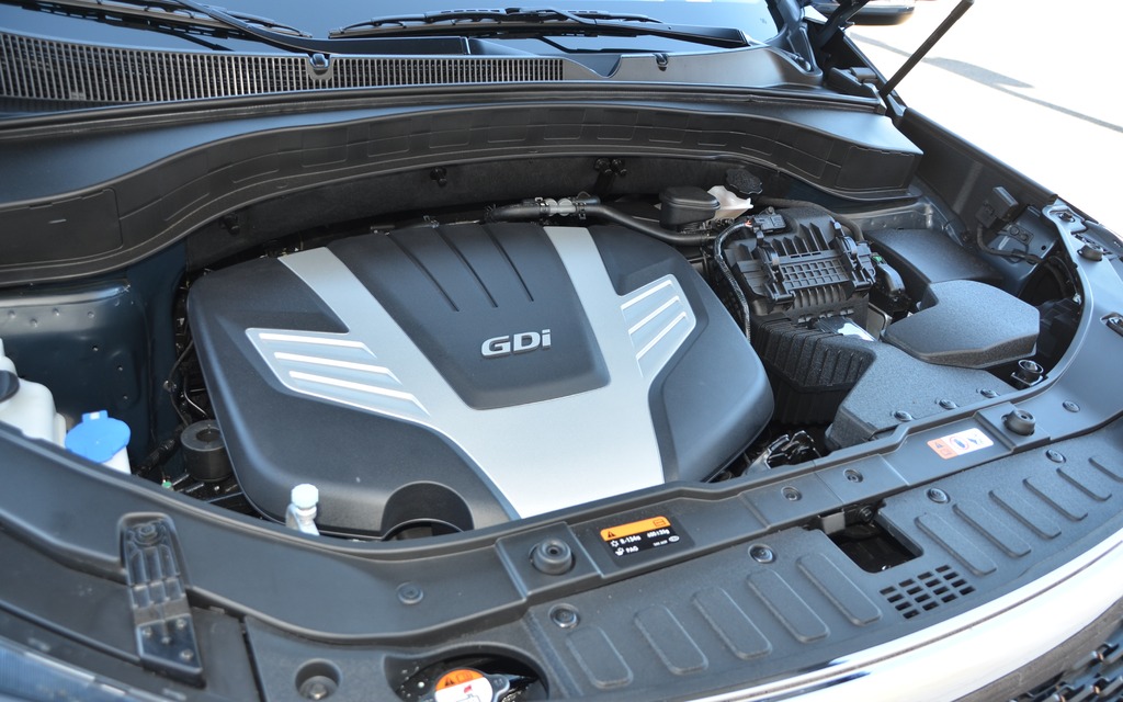 This 3.3L V6 with direct injection develops 290 hp. 
