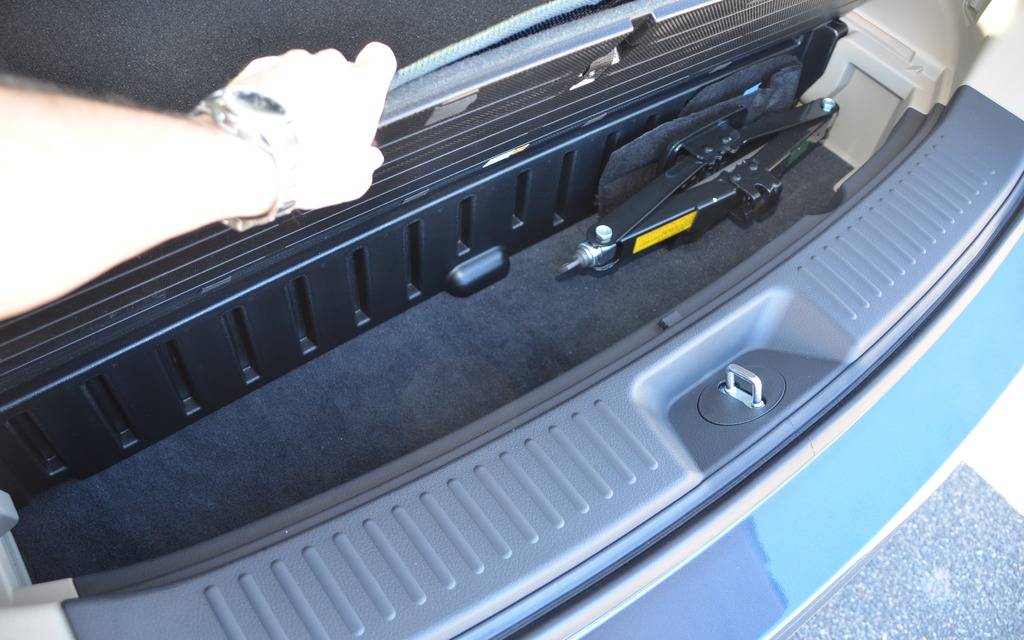  There’s a small storage compartment under the trunk floor. 