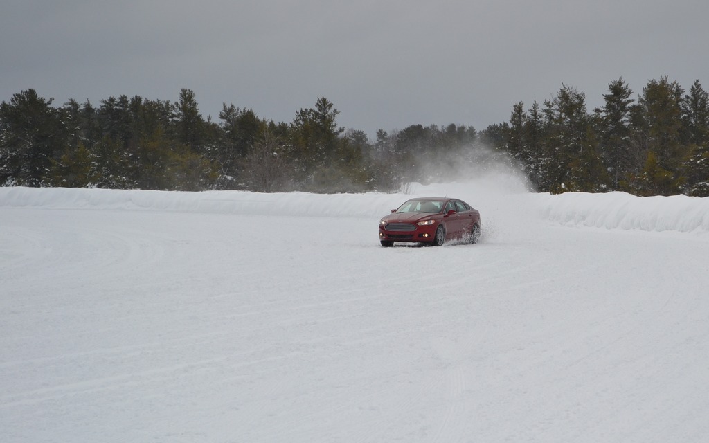 Le rouage intégral permet une meilleure traction dans la neige.