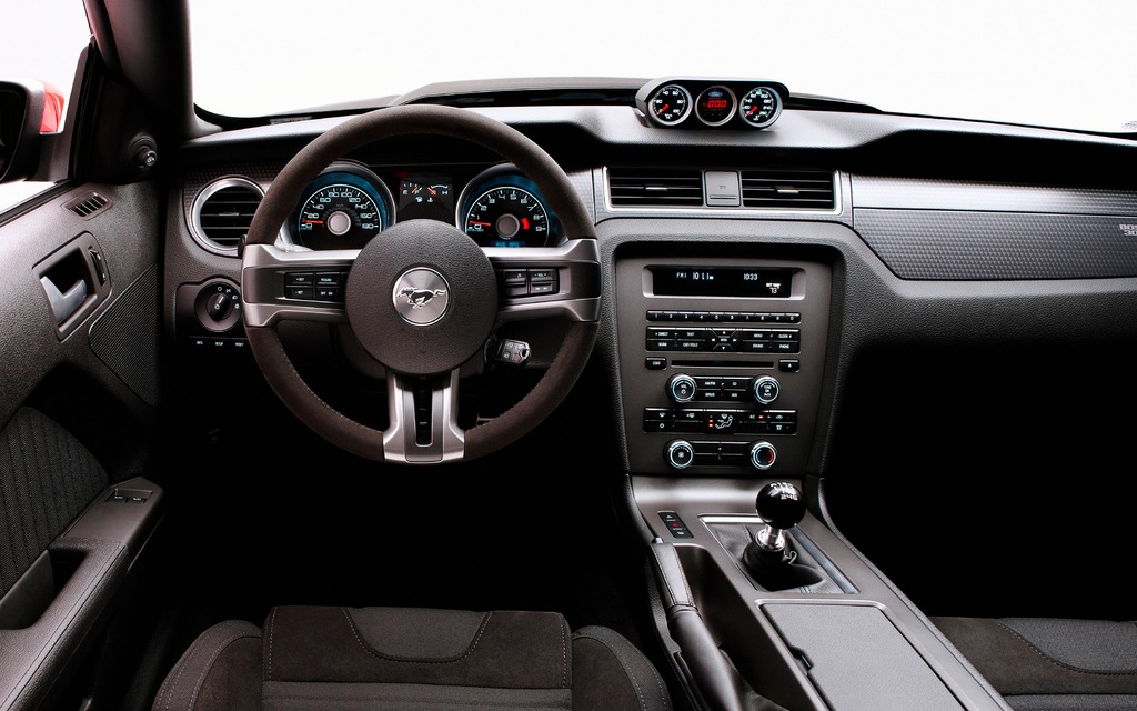 Le volant de la Boss 302 ne fait pas tellement sport.