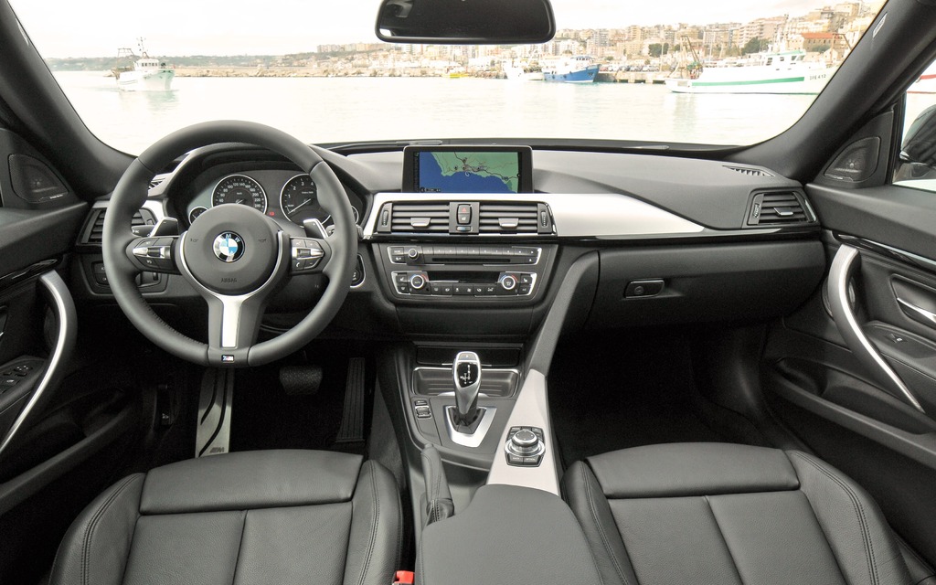 The dashboard of the 2014 BMW 3 Series Gran Turismo