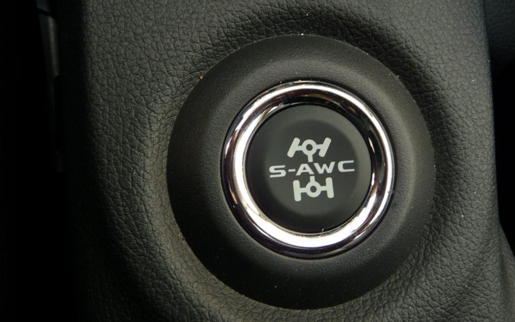 The S-AWC all-wheel drive system allows regulation of torque. 