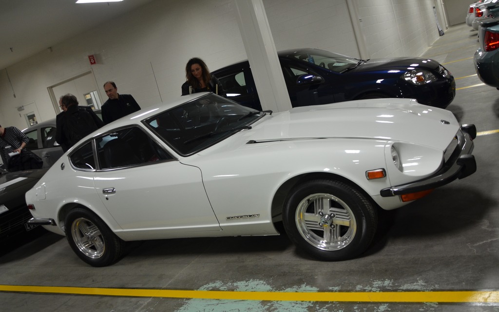 Datsun 240Z. Les jantes ne sont pas d'origine mais le reste semble parfait.