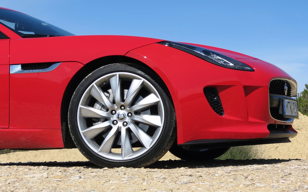 These 20-inch wheels are optional on the F-Type versions with the V6 engine