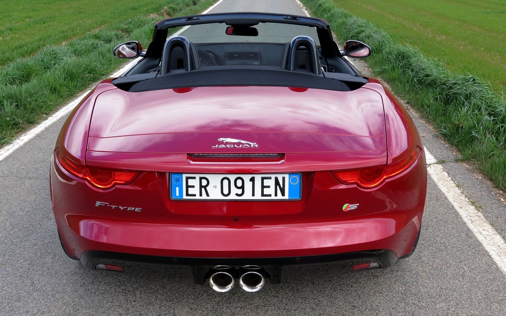 The central double exhaust of the 2014 F-Type S
