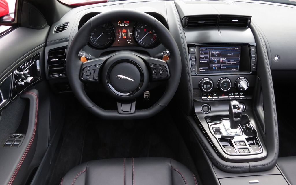 The F-Type’s clear and well organized dashboard