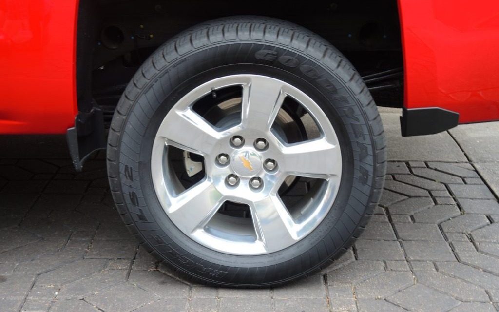 20-inch polished aluminum rims are available.