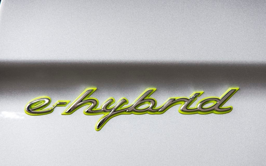 La signature du E-Hybrid est en jaune.