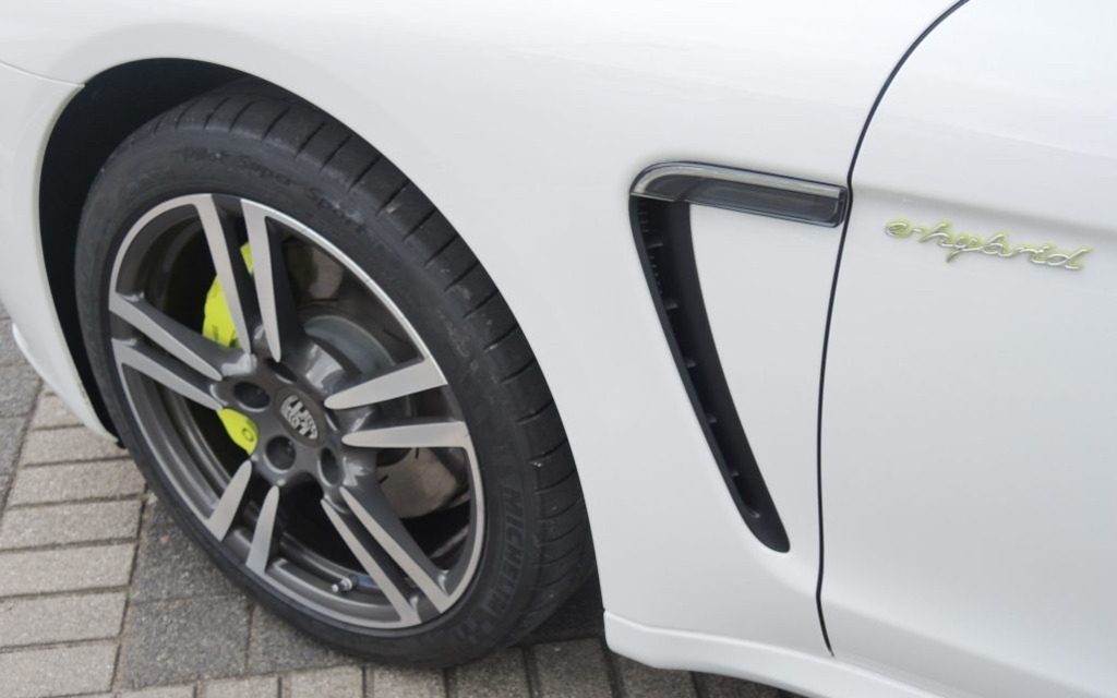 On this hybrid, the brake calipers and its identification are yellow.