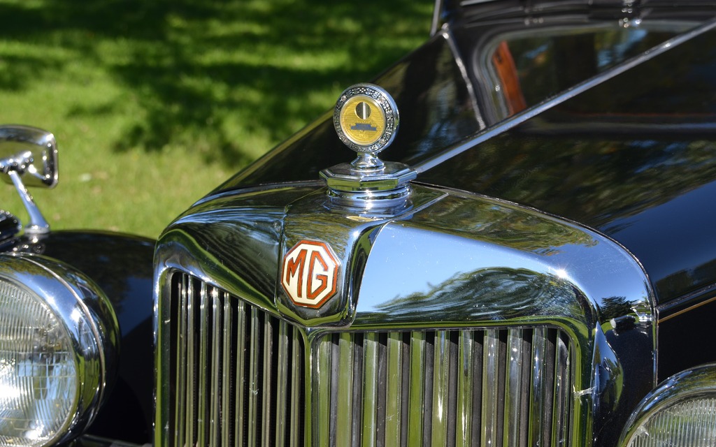 Calandre et écusson typiques de MG