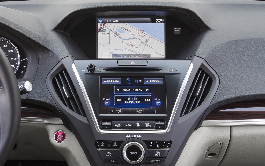  The central part of the dash integrates two screens.