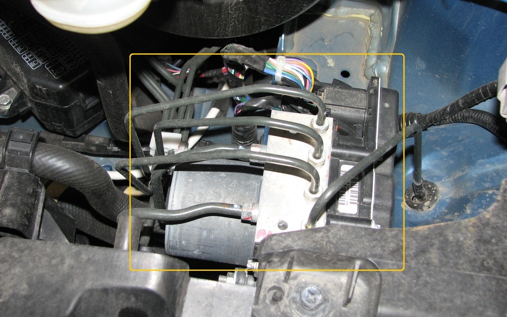 Le module qui gère les freins ABS est situé sous le cylindre des freins.