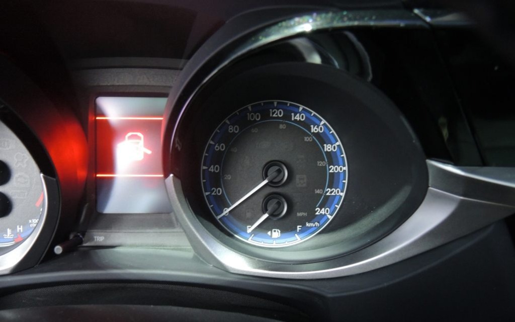 L'indicateur de vitesse et la jauge d'essence sont à droite.