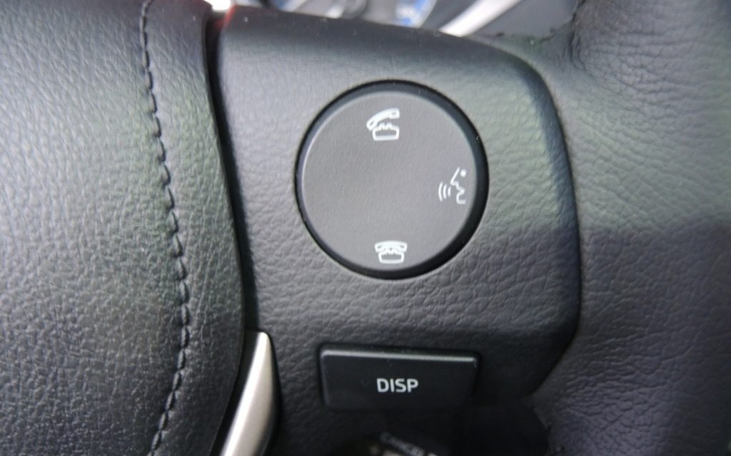 Control buttons on the steering wheel’s right spoke. 