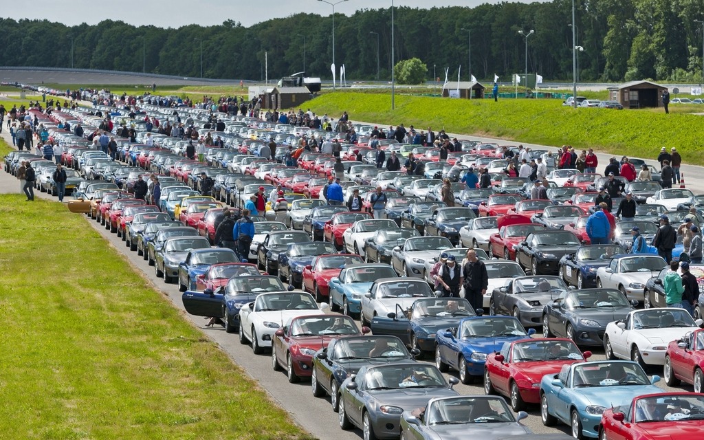 Mazda MX-5 parade sets new world record 