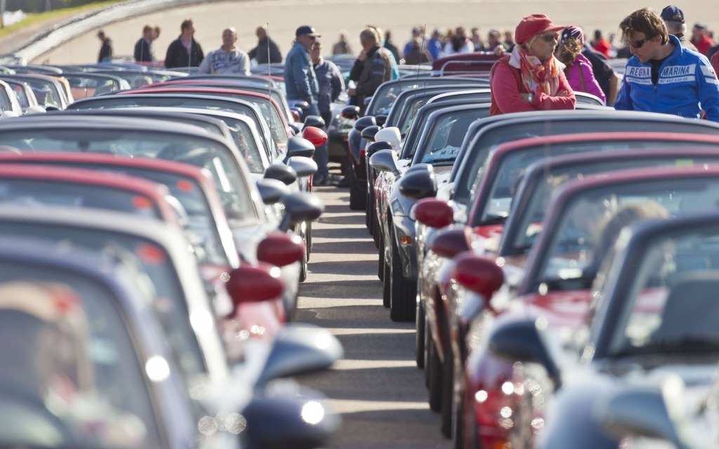 Mazda MX-5 parade sets new world record 