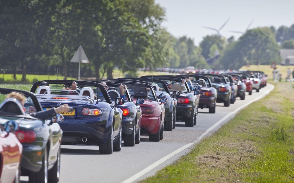 Mazda MX-5 parade sets new world record 