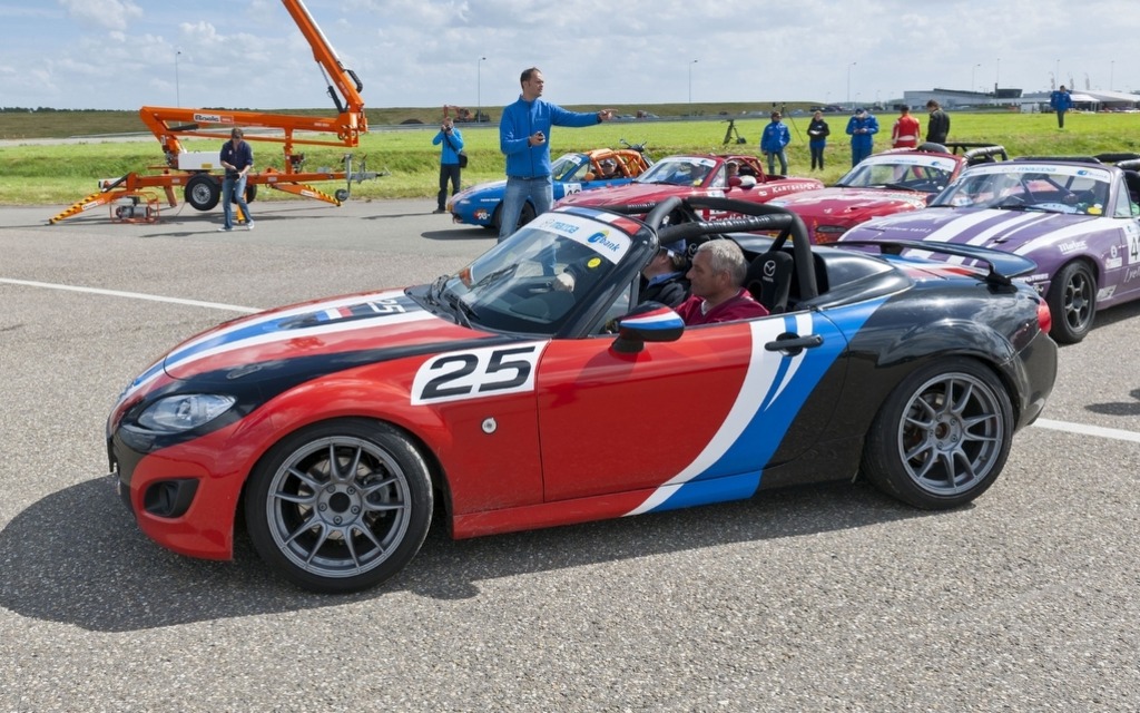 Mazda MX-5 parade sets new world record 