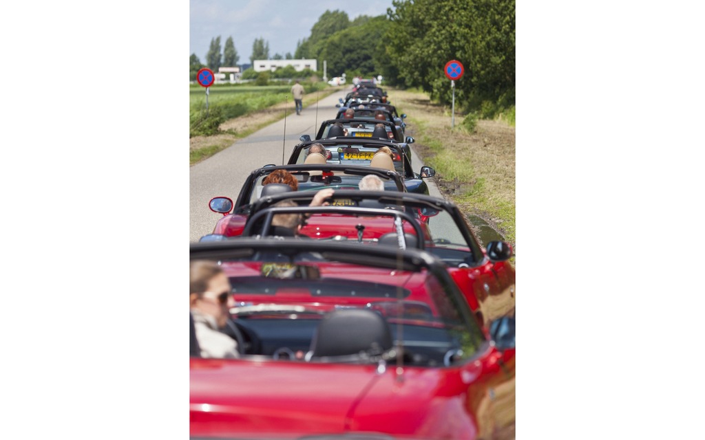 Mazda MX-5 parade sets new world record 