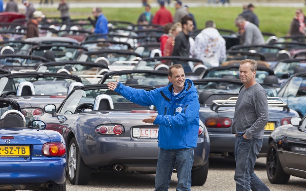 Mazda MX-5 parade sets new world record 