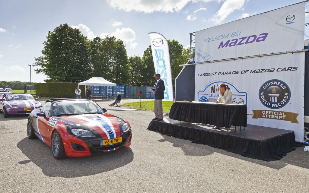 Mazda MX-5 parade sets new world record 