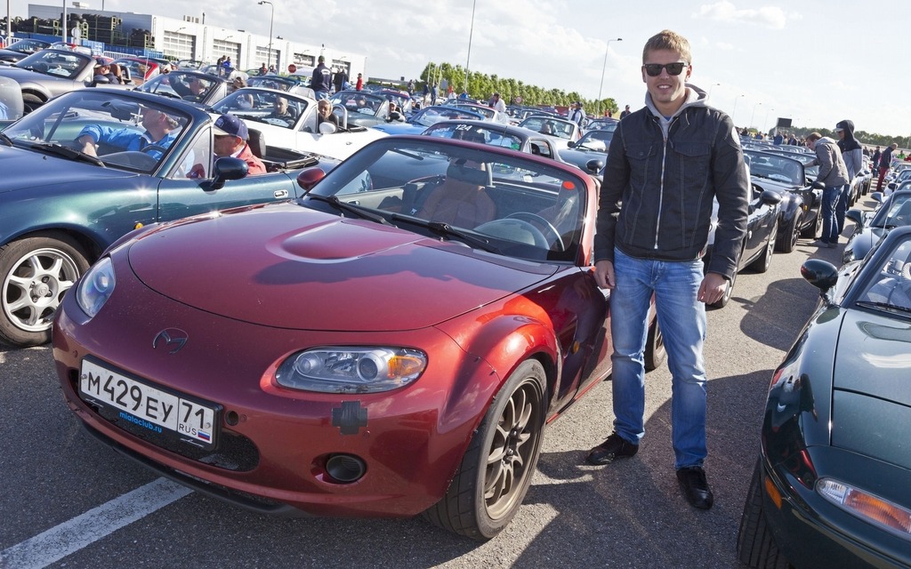 Mazda MX-5 parade sets new world record 