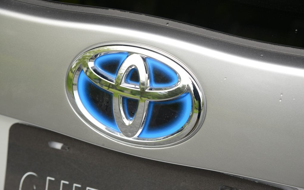  A blue insignia on a green car.